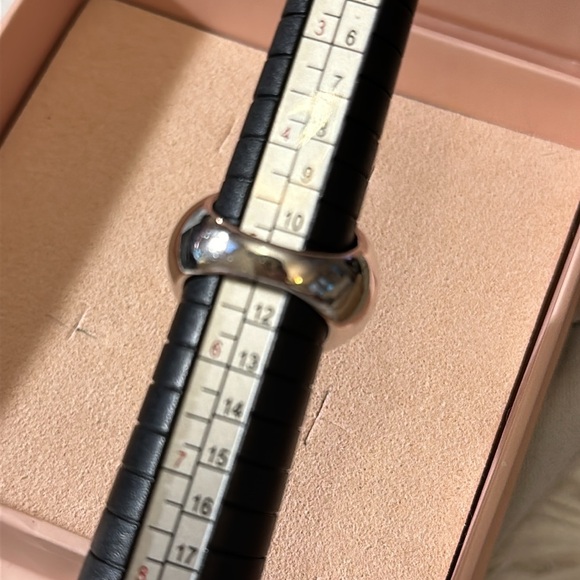 CALYPSO lia sophia ring Size 5
Silvertone with cut crystals in blue and white. - Picture 5 of 5